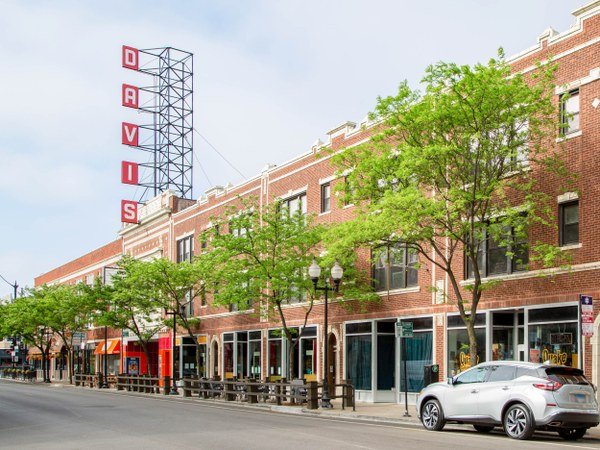 Homes For Sale in Ravenswood